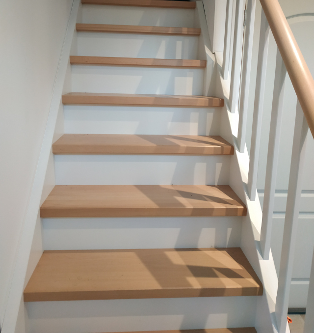 Escalier en hêtre bi color blanc et vernis